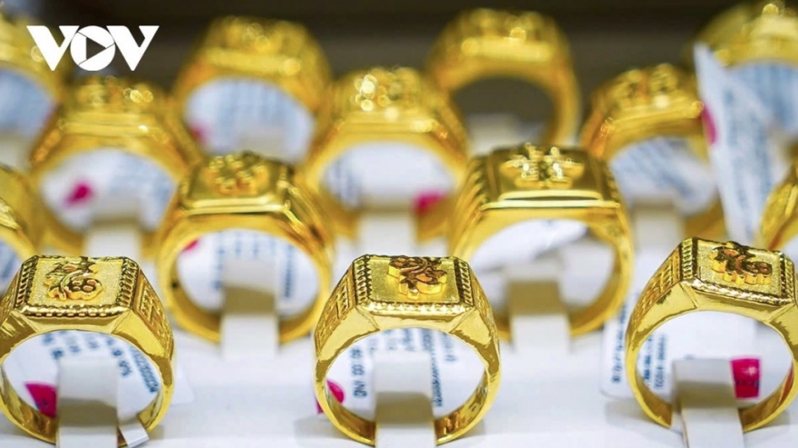 Gold ring prices edge up to record VND100 million per tael